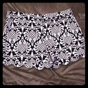 Crown & Ivy NWT Navy/White Damask Essential Short